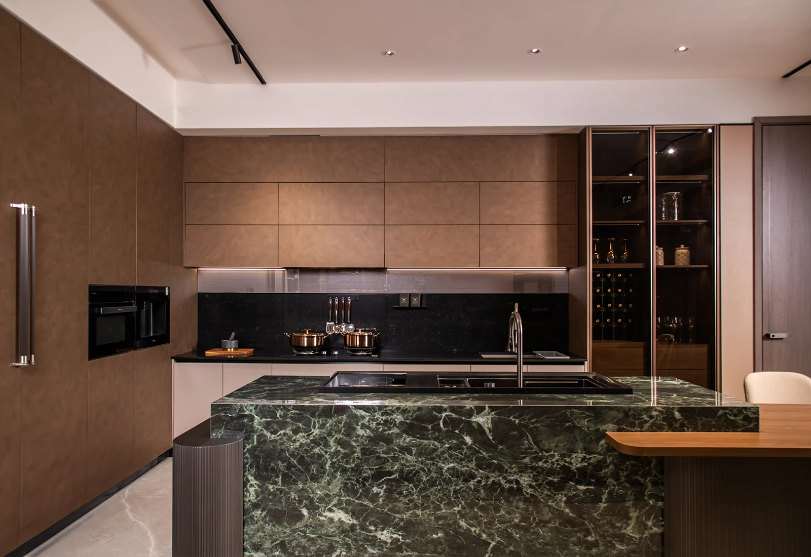 Handle-less Italian-style kitchen with shadow gaps, OPPEIN Delhi